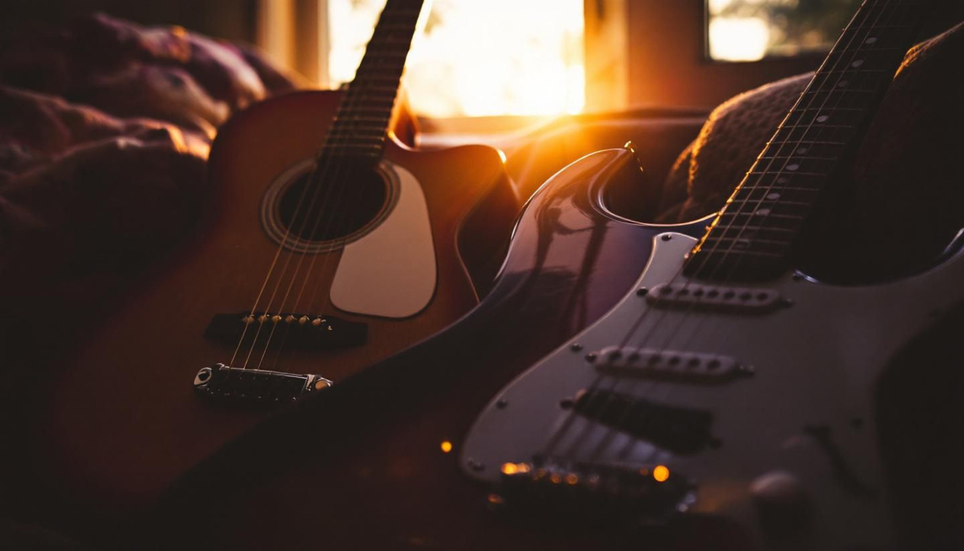 Comment choisir entre guitare électrique et folk pour débutants ?